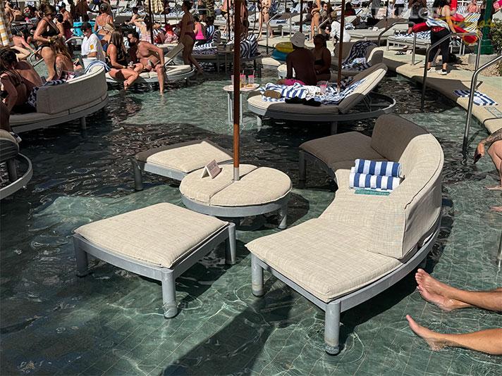 Wet Deck Couch - Party Pool